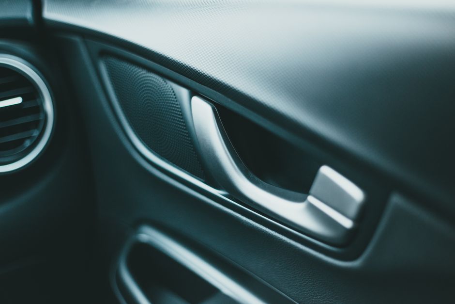 Utána: egyenletes rés, új kilincs